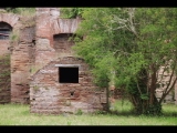 07669 ostia - regio iv - insula ii - portico e caseggiato dell'ercole (iv,ii,2-4) - becken im suedteil des platzes.jpg